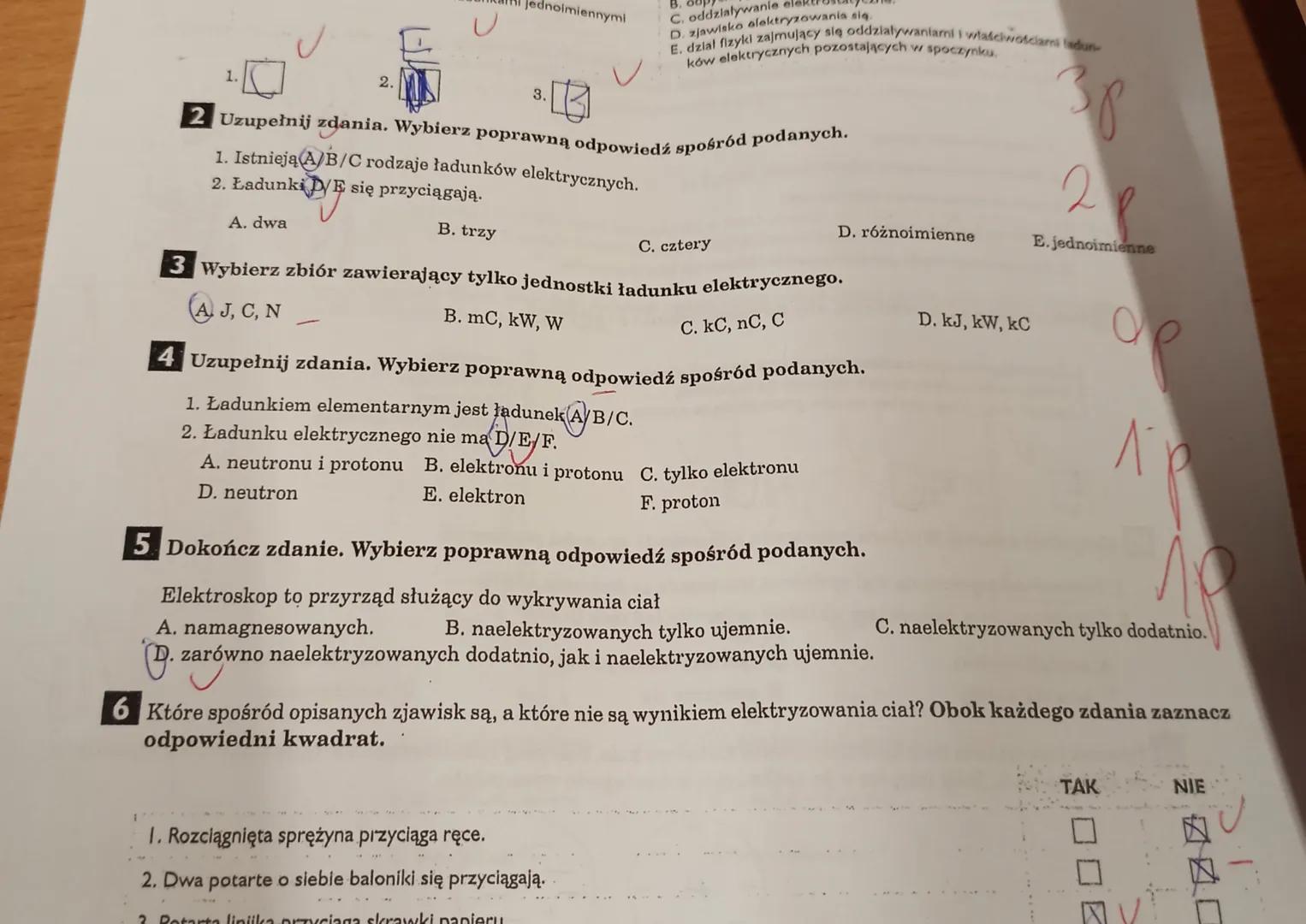 AP
13 Dokończ zdanie. Wybierz poprawną odpowiedź spośród podanych.
Jeśli - stojąc na izolowanym podłożu - dotkniesz przewodnikiem naelektryz