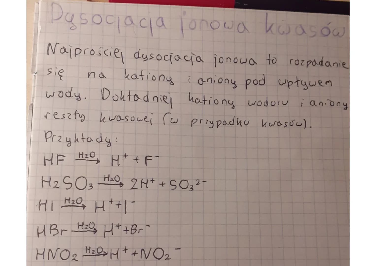 Dysocjacja jonowa kwasów
Najprościel dysocjacja jonowa to rozpadanie
kationy i oniony pod wpływem
się
wody. Dokładniej kationy wodoru i anio