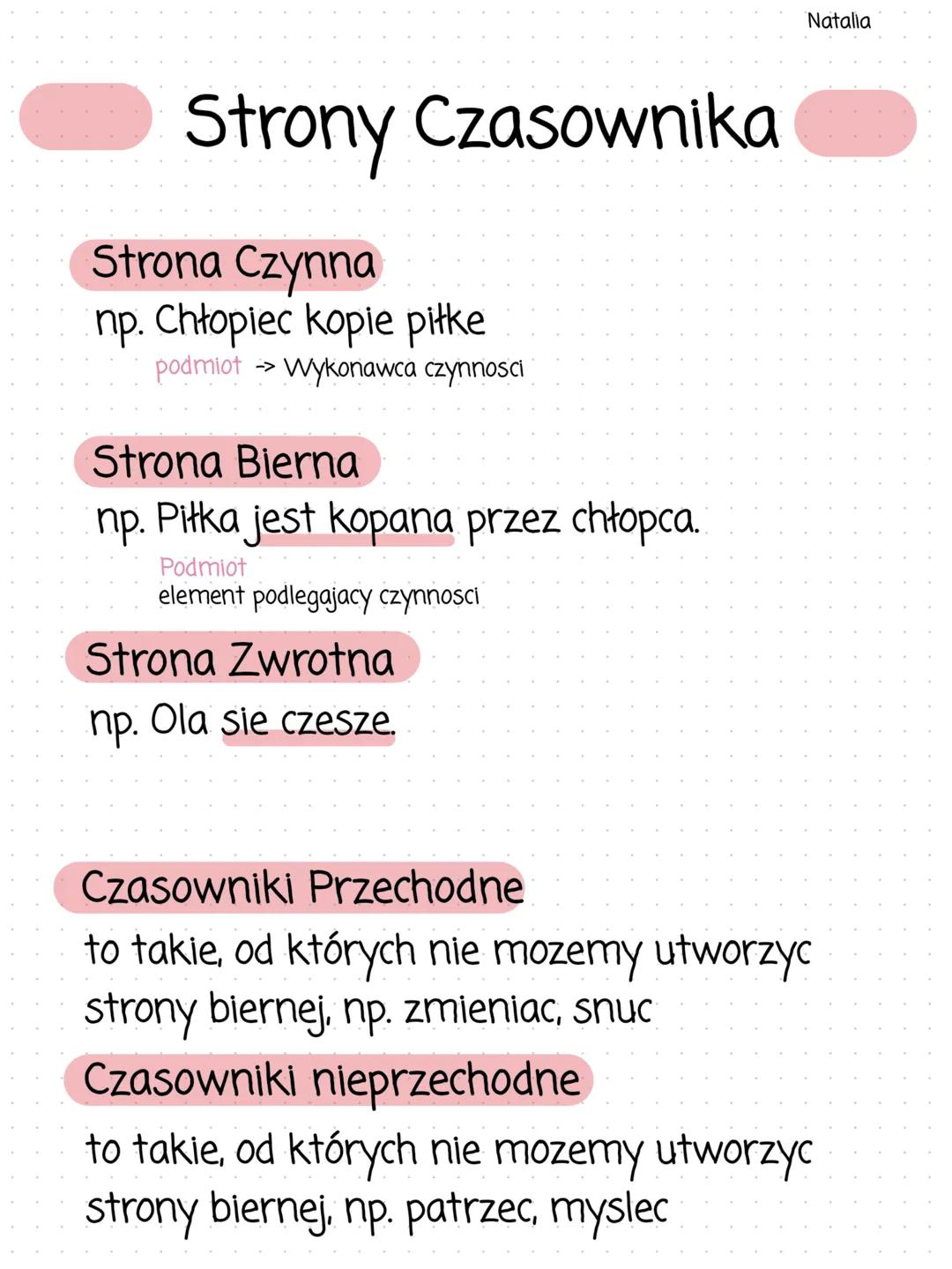 Strony Czasownika
Strona Czynna
np. Chłopiec kopie piłke
podmiot →> Wykonawca czynnosci
Strona Bierna
np. Piłka jest kopana przez chłopca.
P