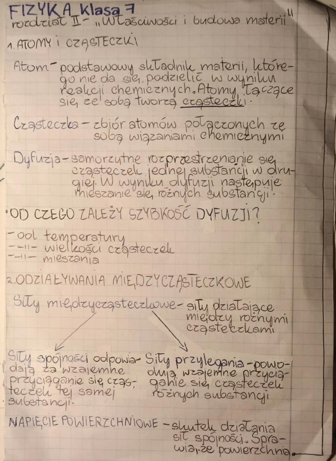 FIZYKA Klasa
rozdział I- " Właściwości i budowa materii"
i
1.ATOMY I CZĄSTECZKI
Atom podstawowy składnike materii, które-
go nie da się podz
