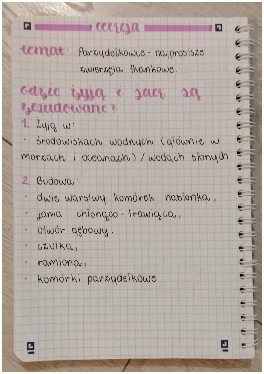 ccercja

remat: Parzy deikowce - najprostsze
zwierzęta tkankowe.

cazie żyją i jaer są
zesuaowane?

1. Zuig w:
- środowiskach wodnych (giówn