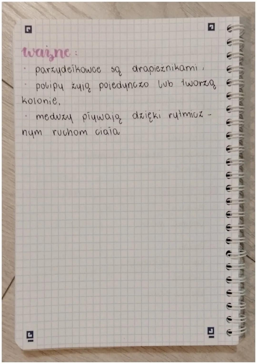 ccercja

remat: Parzy deikowce - najprostsze
zwierzęta tkankowe.

cazie żyją i jaer są
zesuaowane?

1. Zuig w:
- środowiskach wodnych (giówn