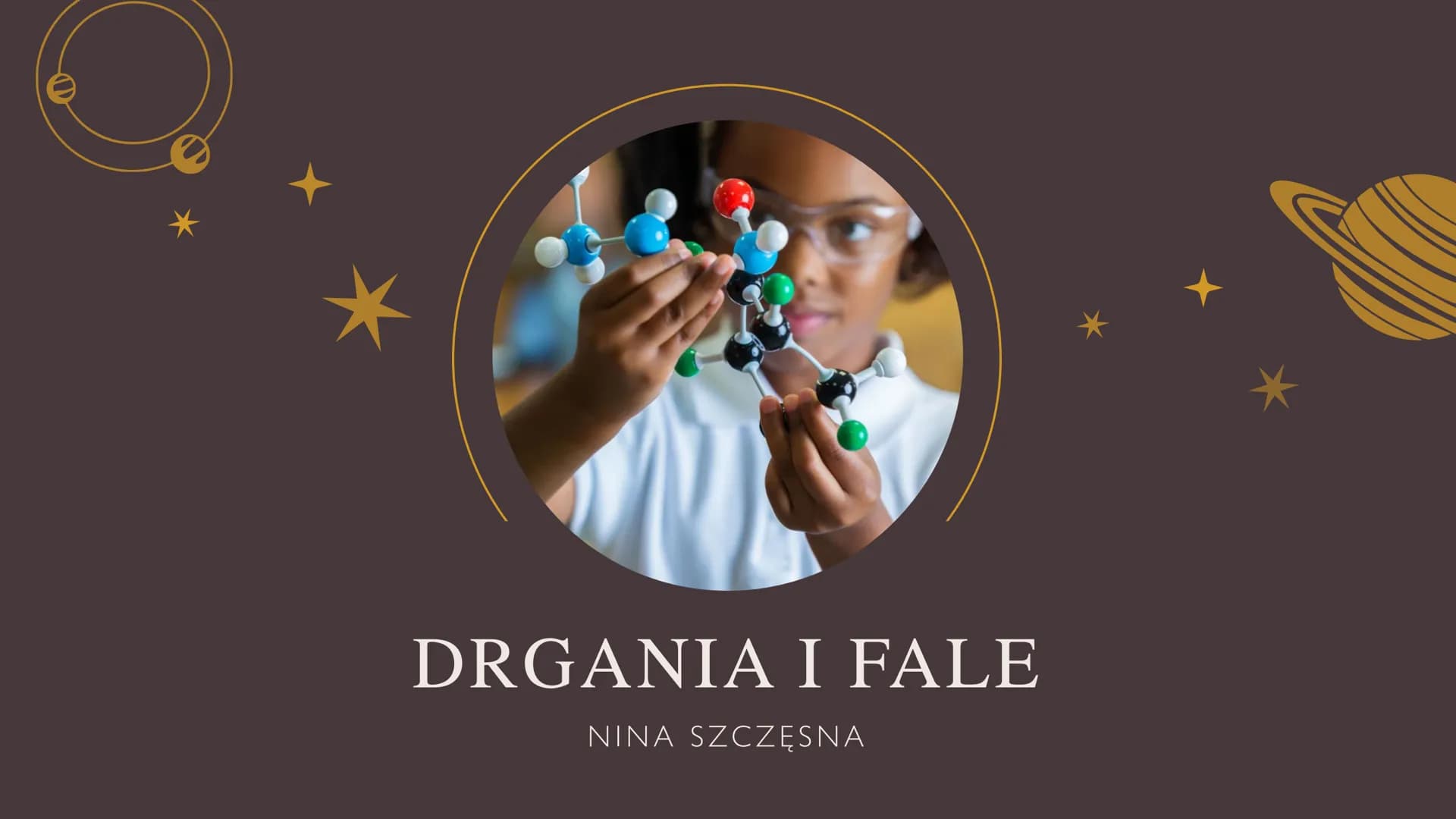 DRGANIA I FALE
NINA SZCZĘSNA 2
TT
RUCH
DRGAJĄCY
RUCH DRGAJĄCY – TO RUCH, W
KTÓRYM CIAŁO CYKLICZNIE
PRZEMIESZCZA SIĘ TAM I Z
POWROTEM PO TYM 