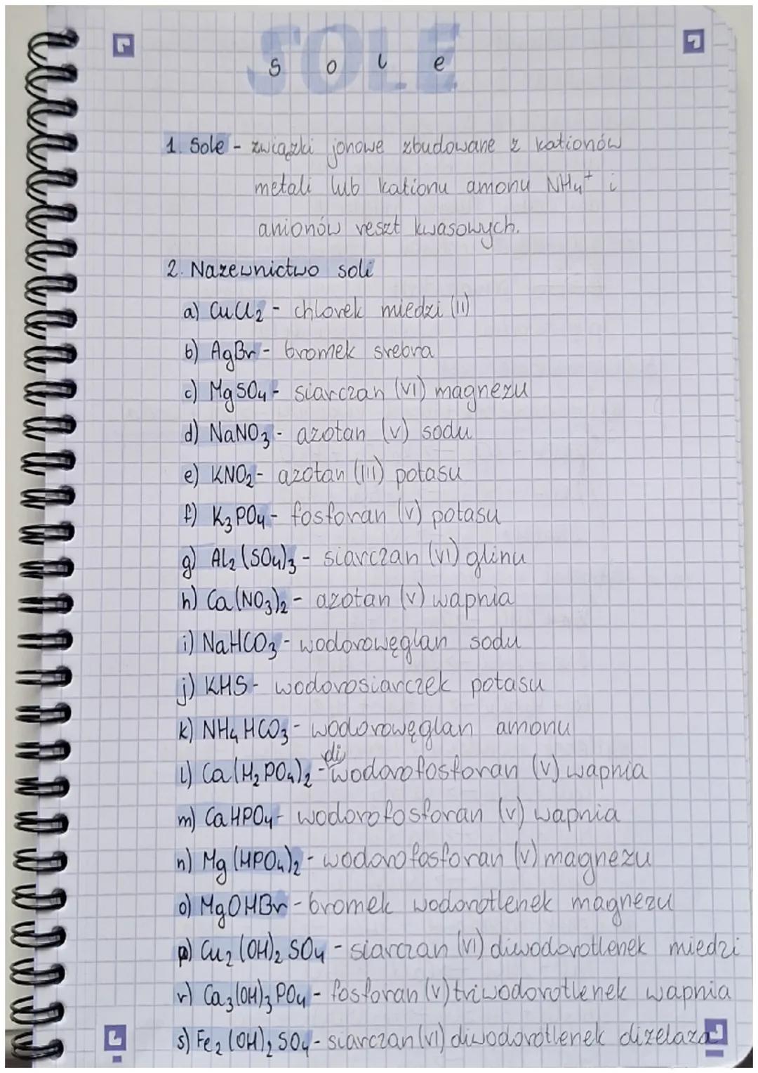 าาาาาาา
ร
5016
e
G
1. Sole - związki jonowe zbudowane z kationów
metali lub kationu amonu NHy i
Ianionów reset kwasowych..
2. Nazewnictwo so