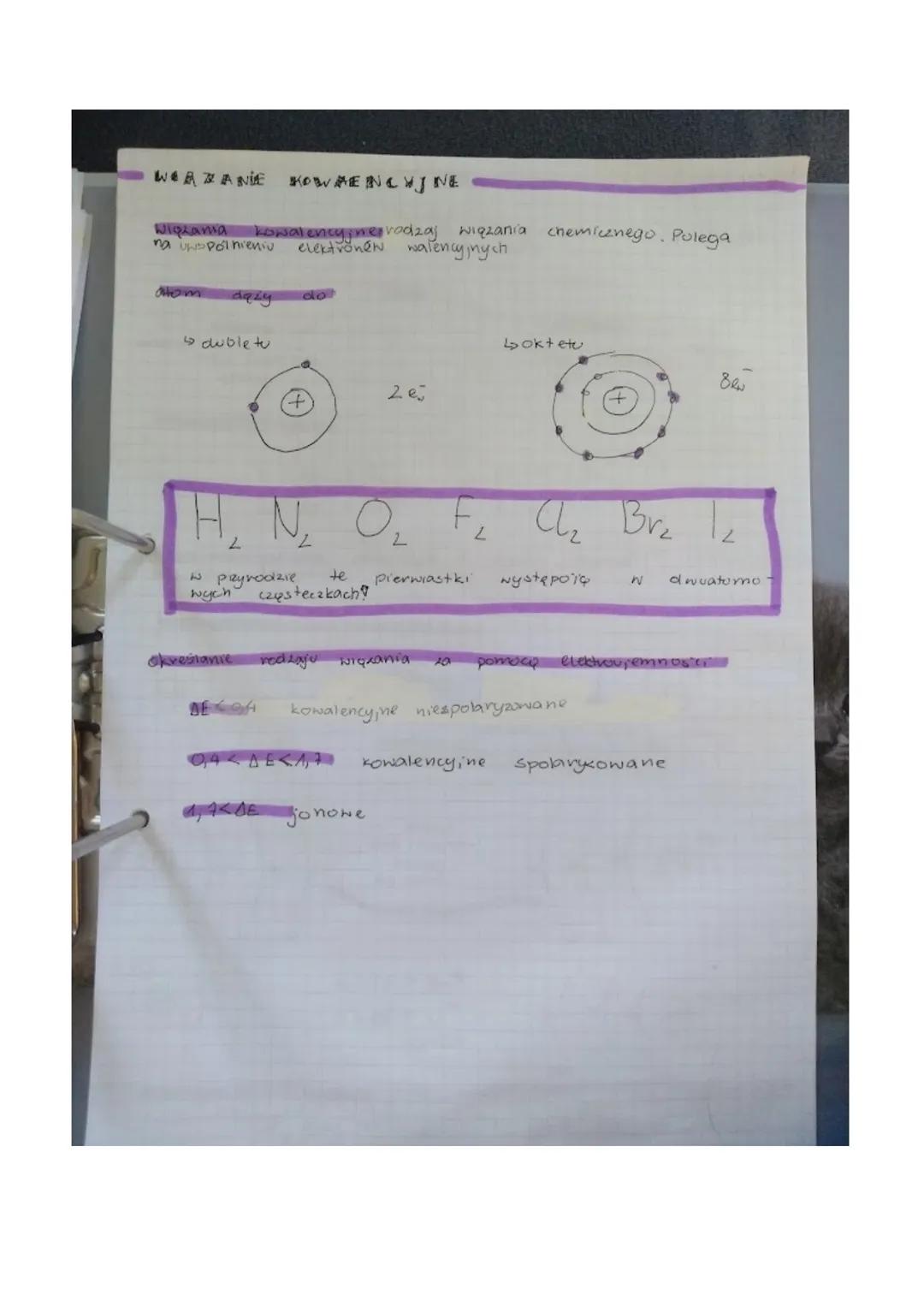 WAZANIE KOWAENCYJNE
Wiązania kowalencyjne rodzaj wiązania chemicznego. Polega
elektronen walencyjnych
na UNPolnieniu
atom
daży
↳ dubletu
2
W