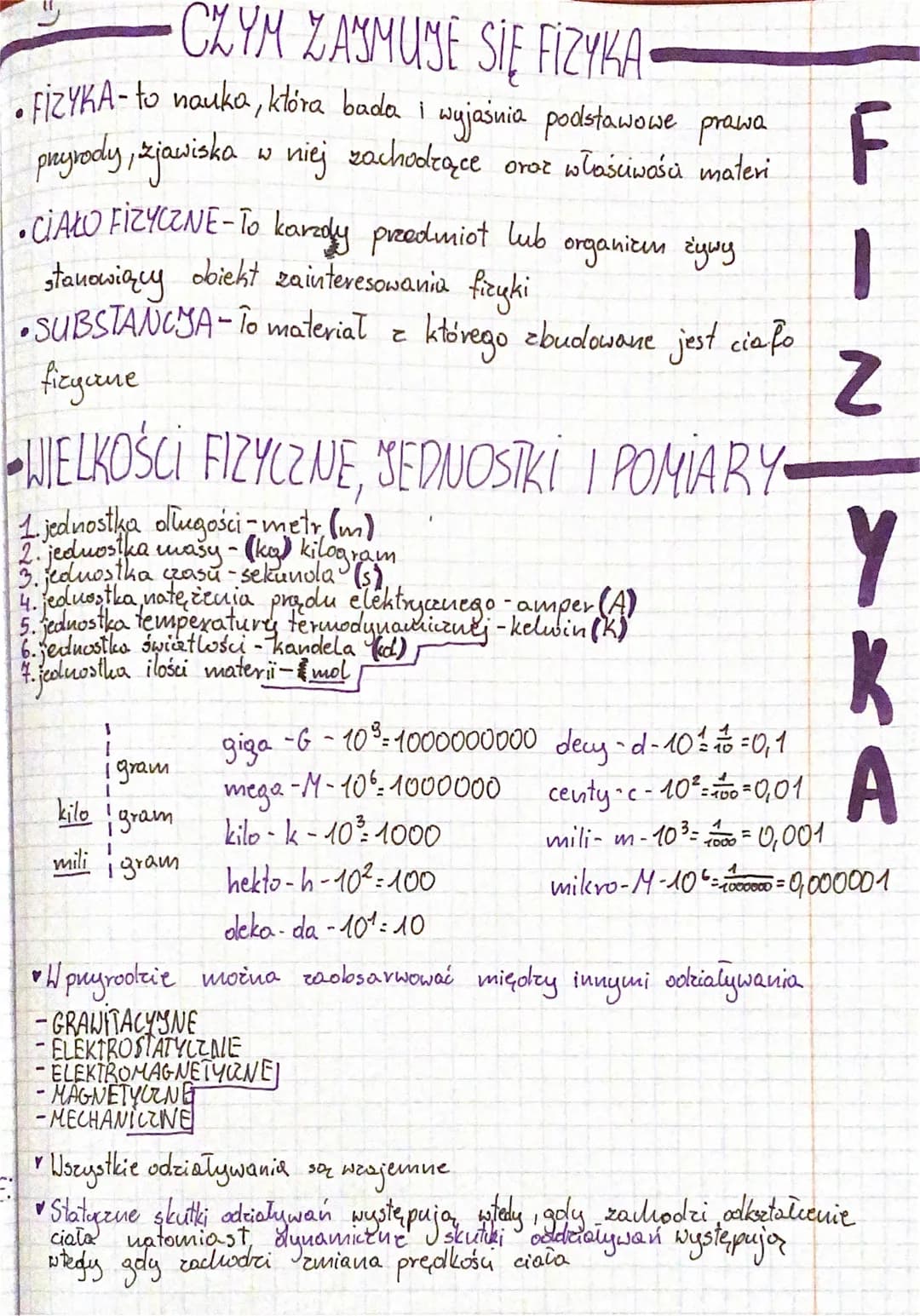 CZYM ZAJMUJE SIĘ FIZYKA
• FIZYKA- to nauka, która bada i wyjaśnia podstawowe prawa
przyrody, zjawiska w niej zachodzące oraz właściwości mat