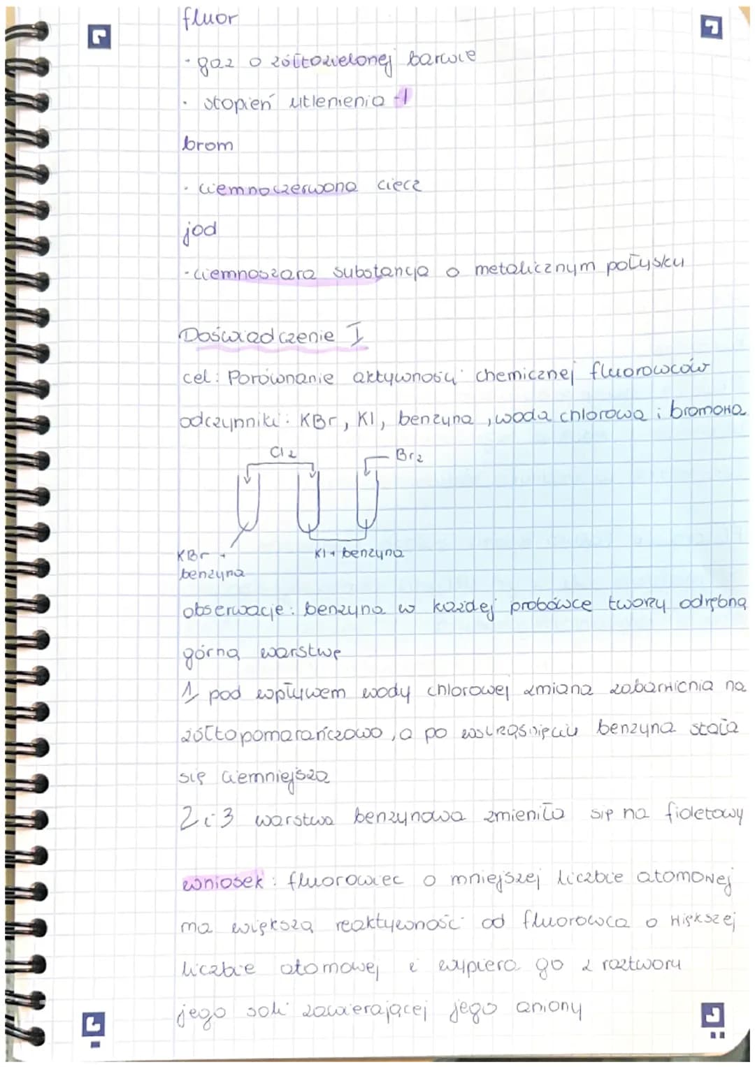 Temat: Fluorowce
FLUOROWCE
- pierwiastki chemiczne 17 grupy likładu okresowego
wystepuja w środowisku w postaci związków
chemicznych - jako 