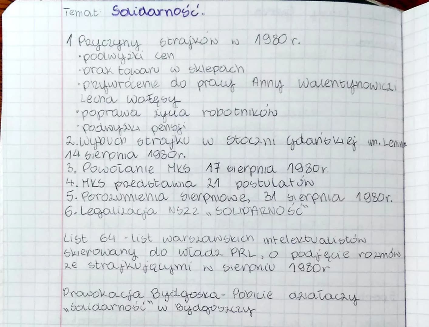 Temat Solidarność.
1 PRyczyny strajkon w
•poolwyżki cen
1980 r.
·brax towaru w sklepach
•przywrócenie do pracy Anny Walentynowiczi
Lecha Wał