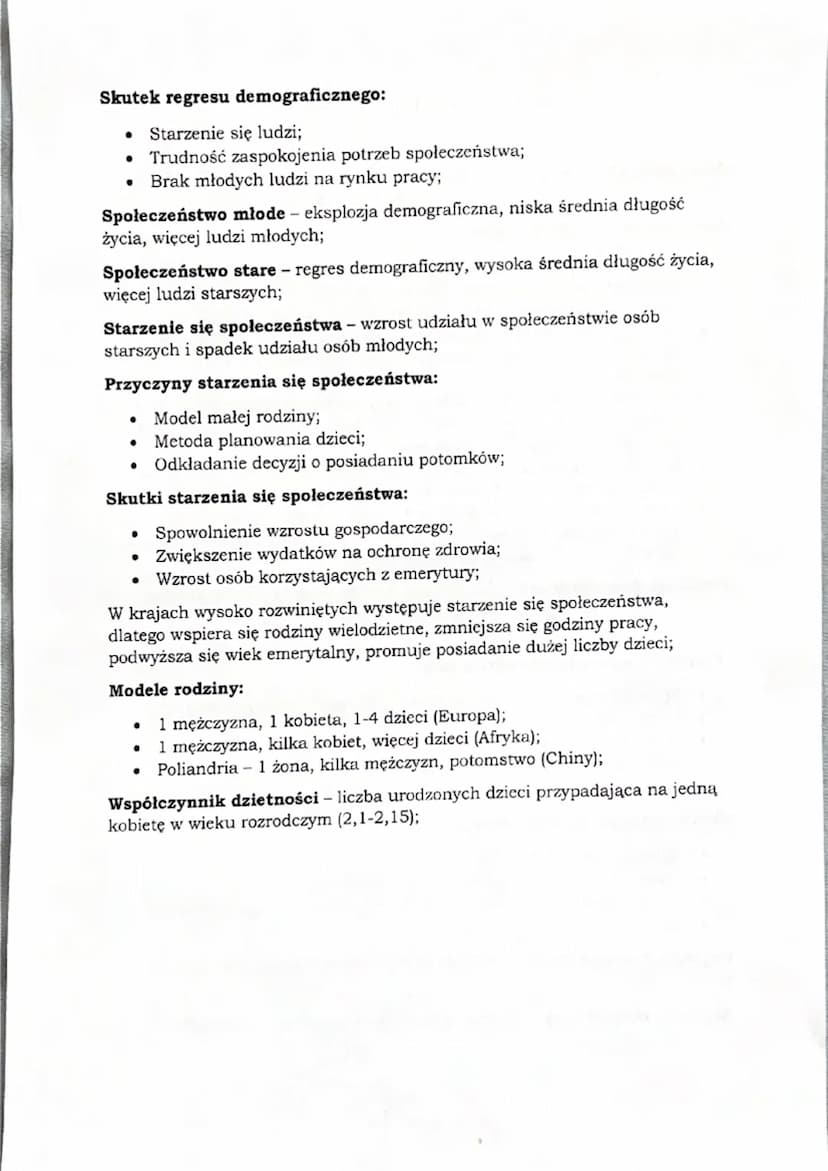 Model przejścia demograficznego (teoria rozwoju demograficzna) - zmiana
wartości współczynników urodzeń i zgonów w czasie;
Fazy rozwoju demo