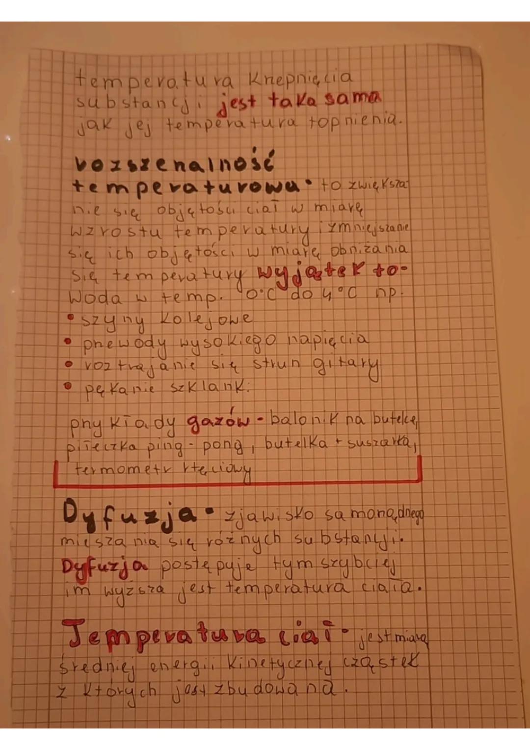 fizyka Klasax
Kształt
ciaio Stai@mają okieslony
i objętość. Ksztait niektórych
ciał stałych można łatwo zmienić.
Ciaja staie mogą być kruche
