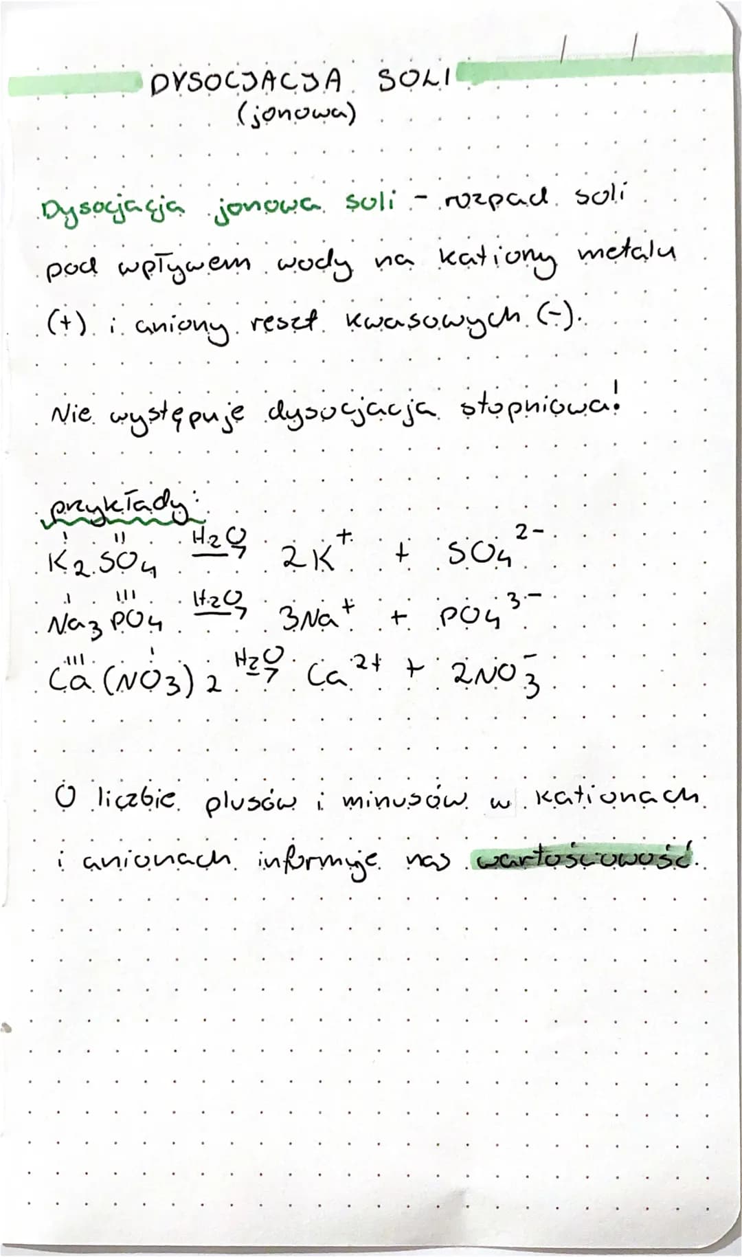 DYSOCJACJA SOLI
(jonowa)
Dysocjacja jonowa soli - rozpad soli
pod wpływem wody na kationy metalu
(+) i aniony reszt kwasowych (-).
Nie wystę