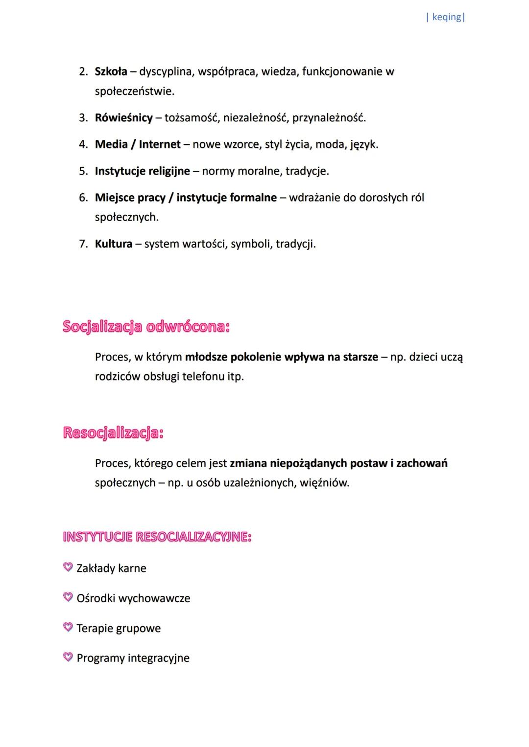---
| keqing|
------SOCJALIZACJA♡------
Socjalizacja - proces, w którym człowiek uczy się norm, wartości, wzorców
zachowań i ról społecznych