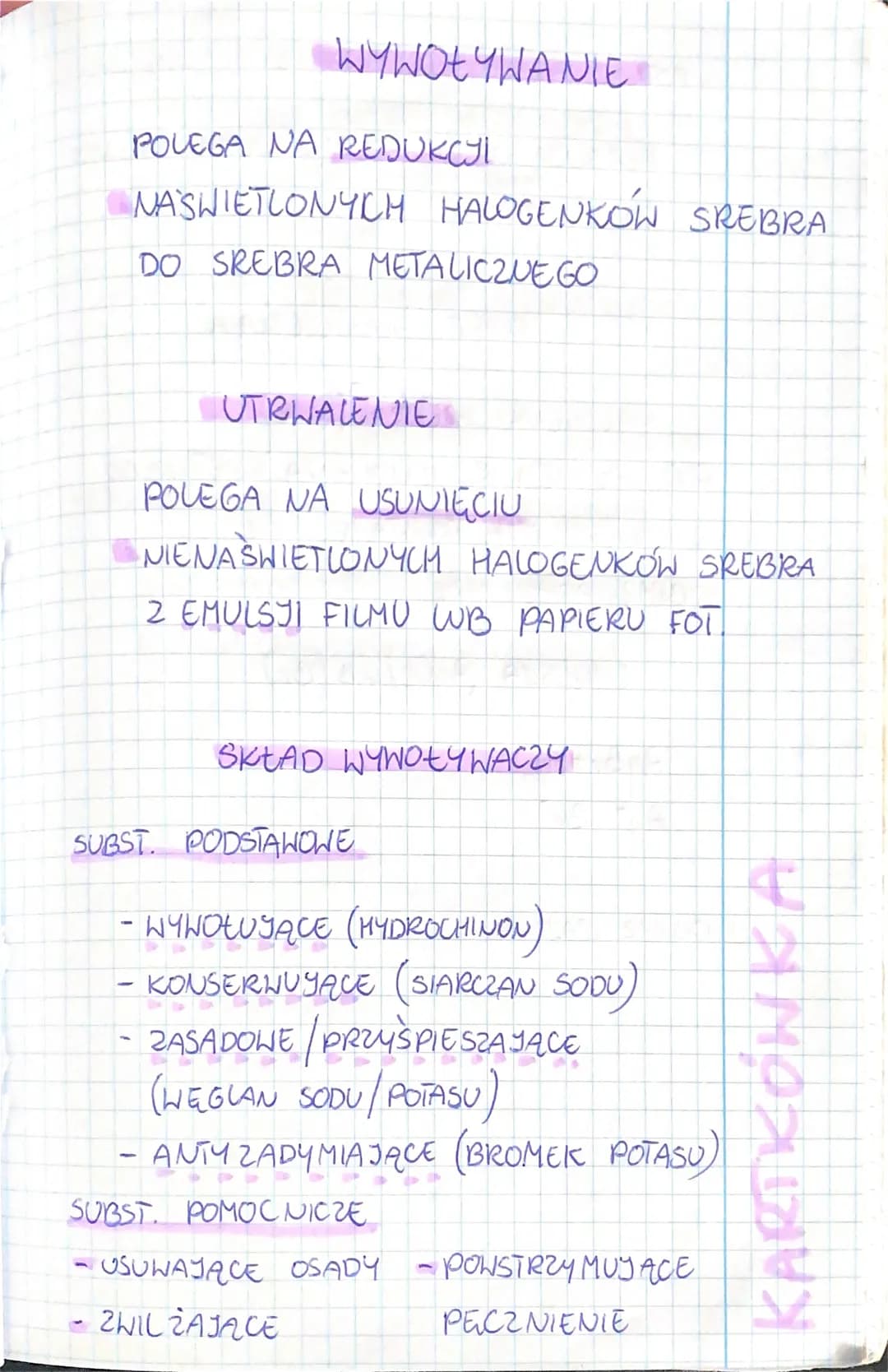 WYWOŁYWANIE
POLEGA NA REDUKCYI
NASWIETLONYCH HALOGENKOW SREBRA
DO SREBRA METALICZNEGO
UTRWALENIE
POLEGA NA USUNIĘCIU
NIENASWIETLONYCH HALOGE