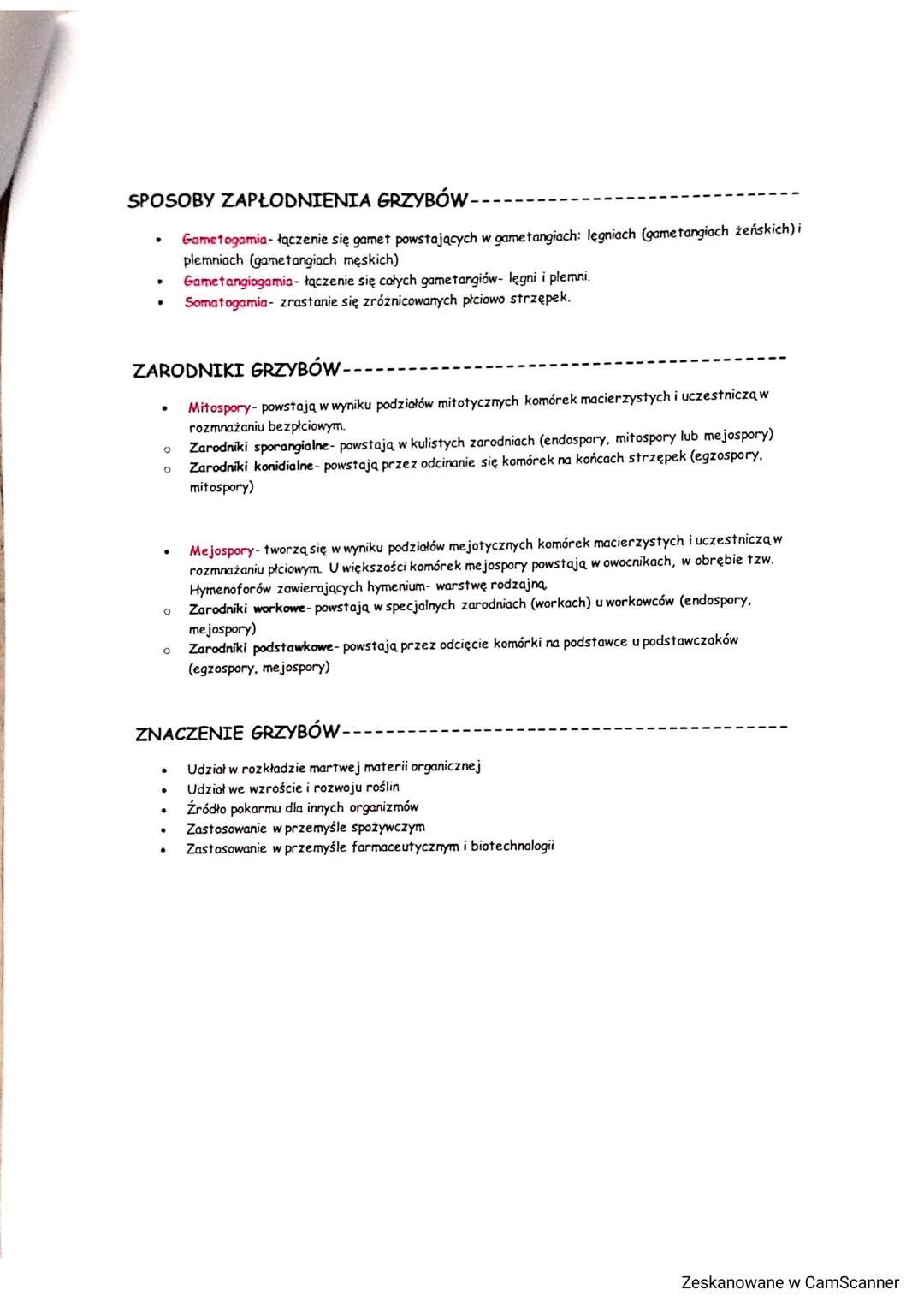 CHECHY GRZYBÓW-
●
.
FORMY MORFOLOGICZNE GRZYBÓW-
Jednokomórkowe są wśród grzybów stosunkowo nieliczne, a większość z nich może w pewnych
war