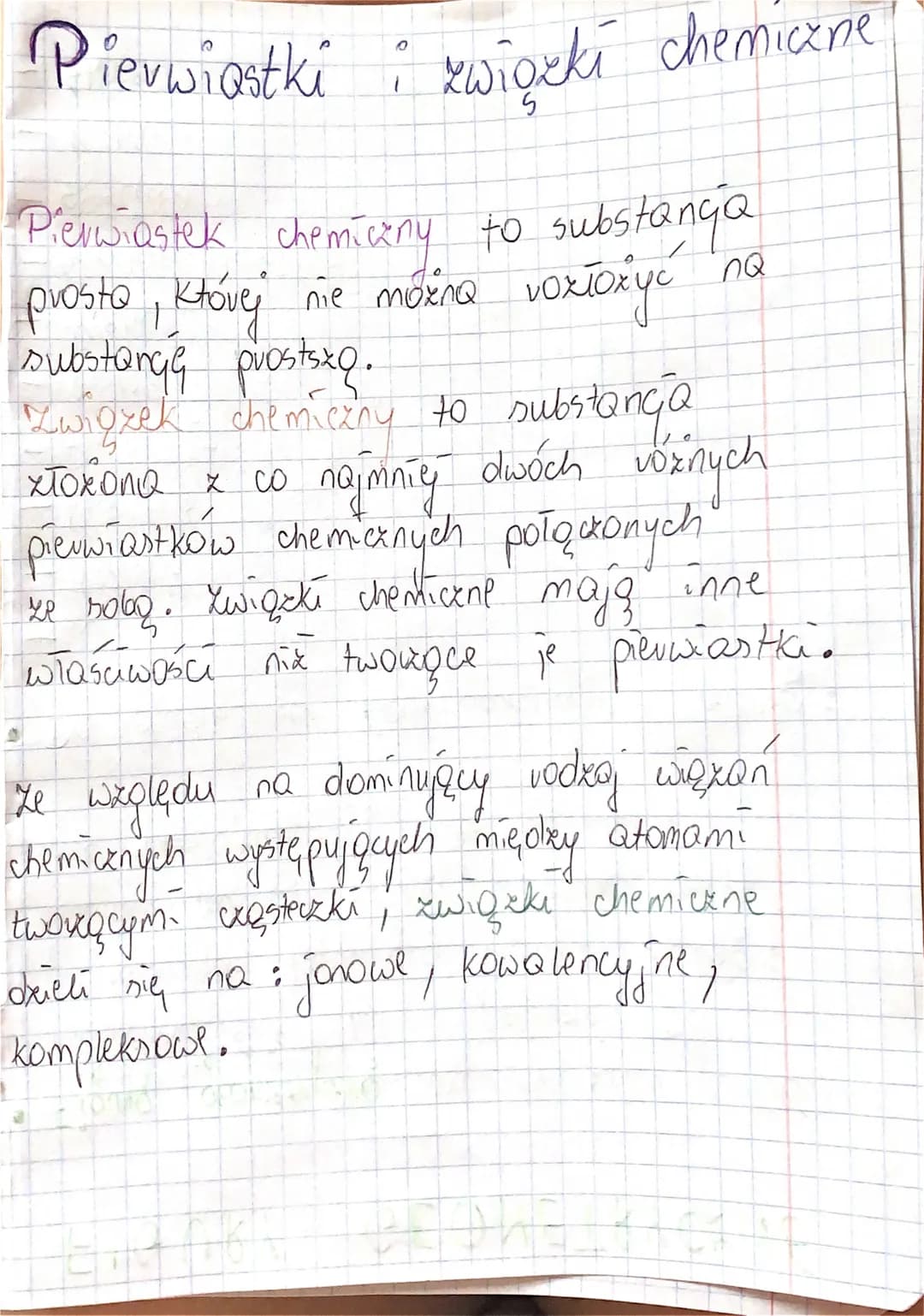 Pierwiastki i związki chemiczne
O
Pierwiastek ch
chemiczny to substanga
nie można voxtoxyc
nQ
prosto, której nie można
рю
substangę prostszą
