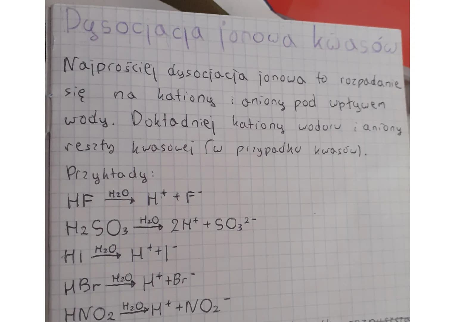 Dasociacija jonowa kwasów
Najprościej dysocjacja jonowa to rozpadanie
się
kationy i oniony pod wpływem
wody. Dokładniej kationy wodoru i ani