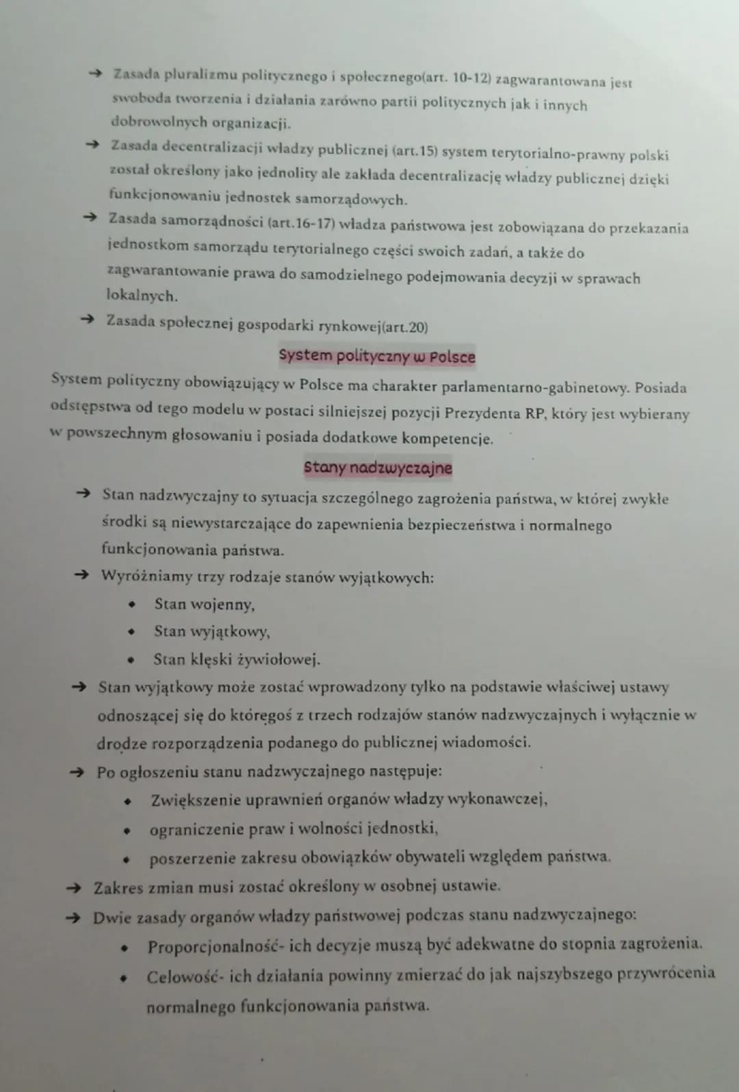 KONSTYTUCJA RP
Konstytucja jest podstawowym aktem prawnym regulującym funkcjonowanie państwa.
Określa się ją również jako ustawę zasadniczą.