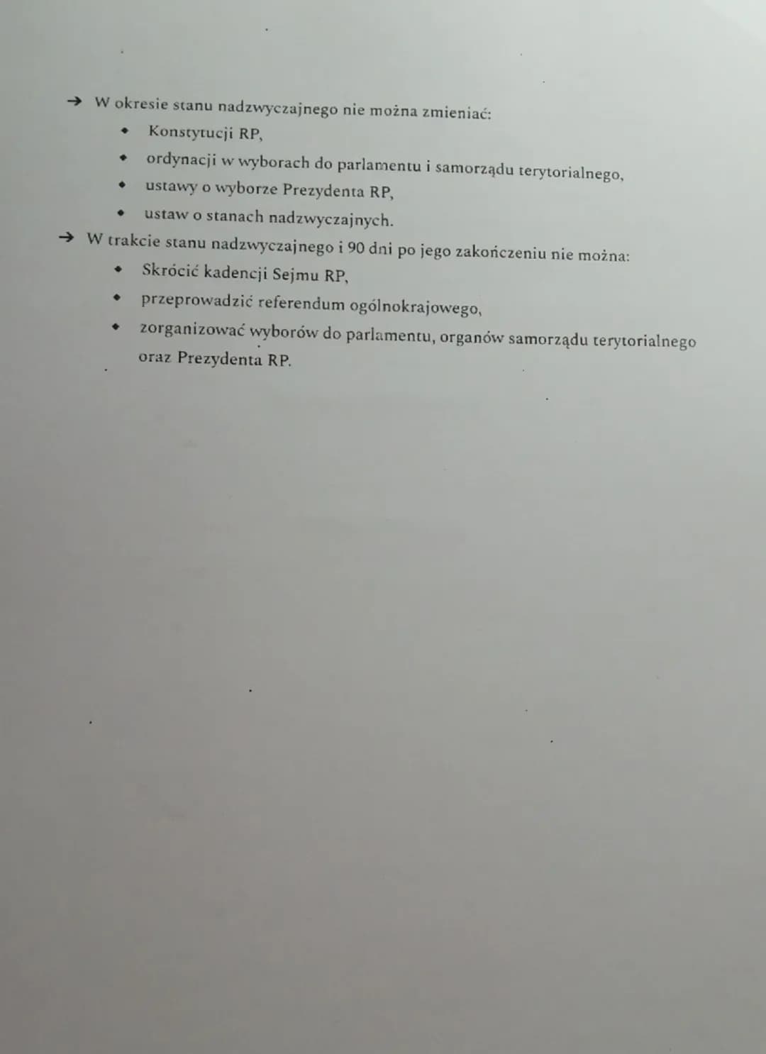 KONSTYTUCJA RP
Konstytucja jest podstawowym aktem prawnym regulującym funkcjonowanie państwa.
Określa się ją również jako ustawę zasadniczą.