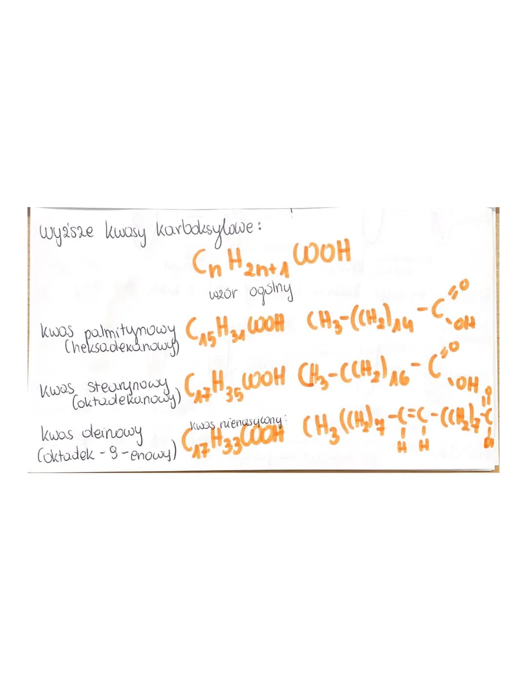 
<h2 id="wstp">Wstęp</h2>
<p>Kwasy karboksylowe to organiczne związki chemiczne, które zawierają grupę karboksylową (-COOH). W zależności od
