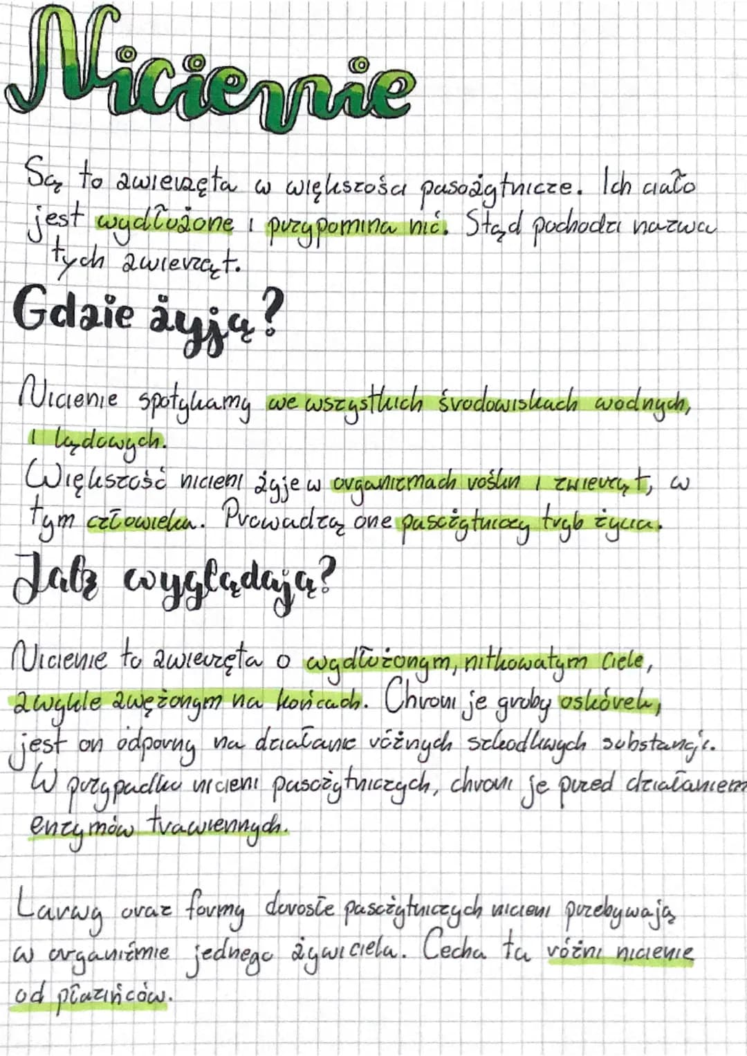 Nicienie
Są to awierzęta w większośa pasożytnicze. Ich ciało
jest wydłużone I puzypomina nić. Stąd pochodzi
tych zwierząt.
Gdzie żyją?
Nicie