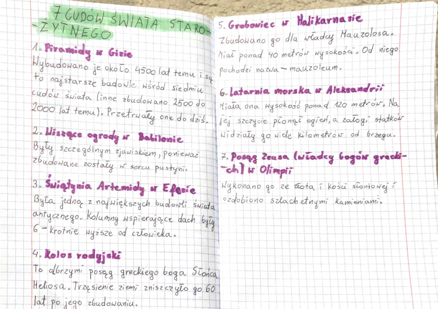 7 CUDOW ŚWIATA STARO-
ZYTNEGO
1. Piramidy & Gizie
Wybudowano je około 4500 lat temu i
to najstarsze budowle wśród siedmice.
cudów świata (in