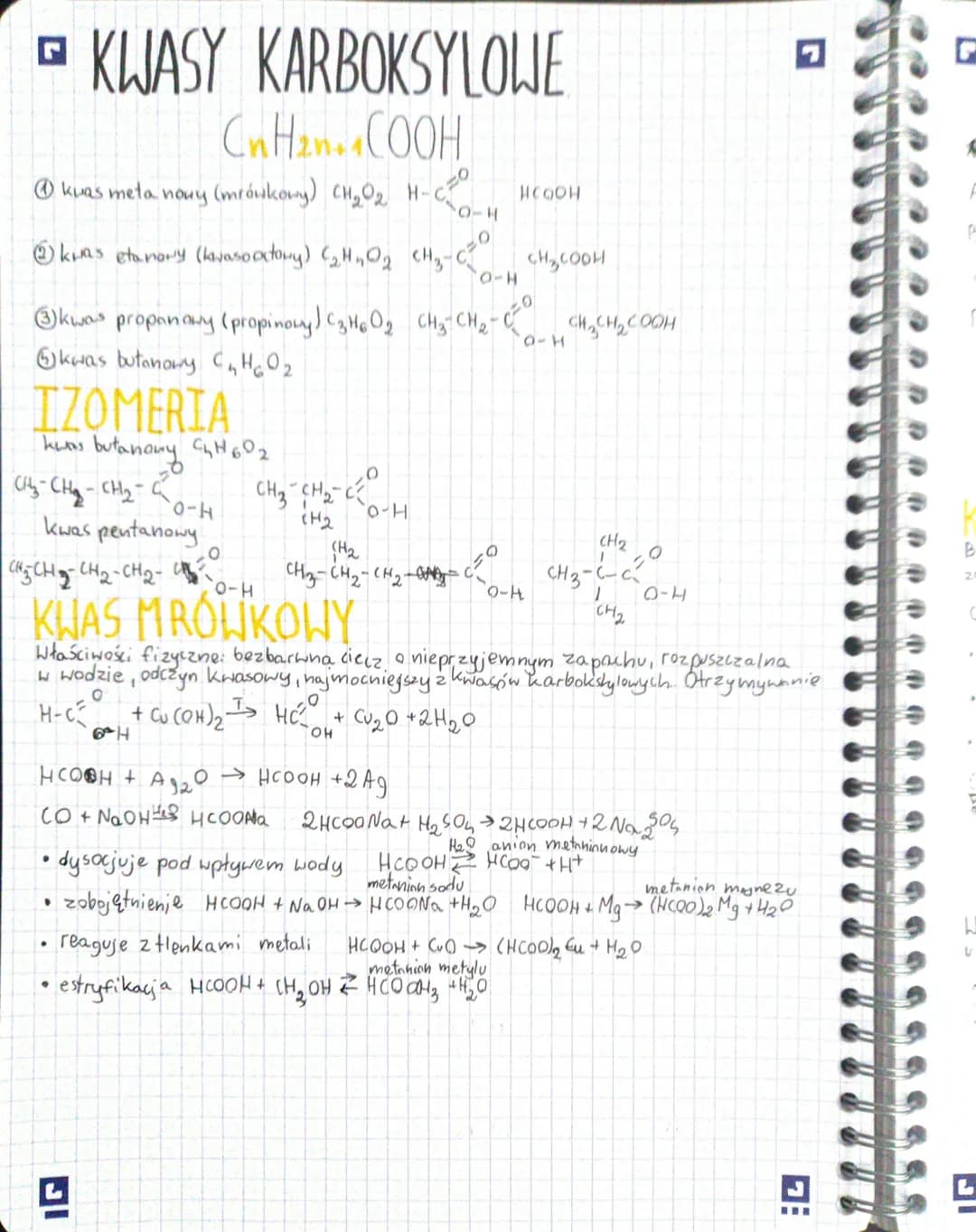 KWASY KARBOKSYLOWE
CnHen COOH
kuas meta nouy (mrówkowy) CH₂0₂ H-
@kuas etanory (kajasooxtowy) (₂H₁₂0₂ CH₂-C
IZOMERIA
kus butanomy C₂H 60₂
CH