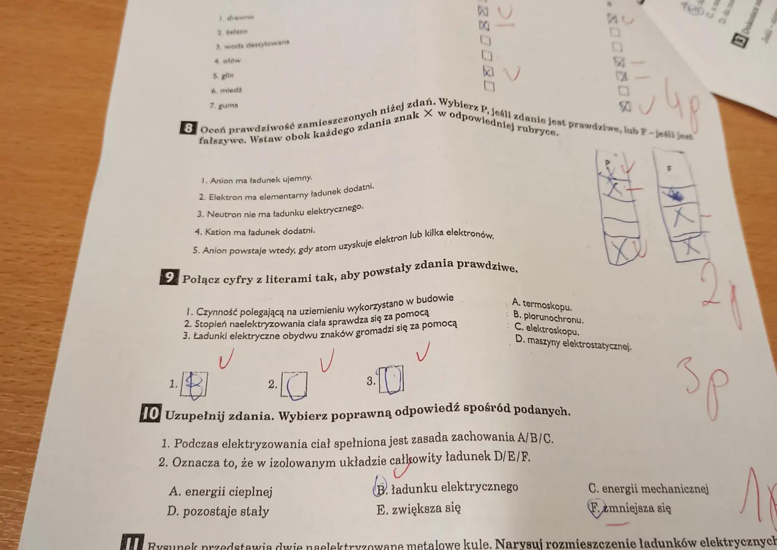 AP
13 Dokończ zdanie. Wybierz poprawną odpowiedź spośród podanych.
Jeśli - stojąc na izolowanym podłożu - dotkniesz przewodnikiem naelektryz