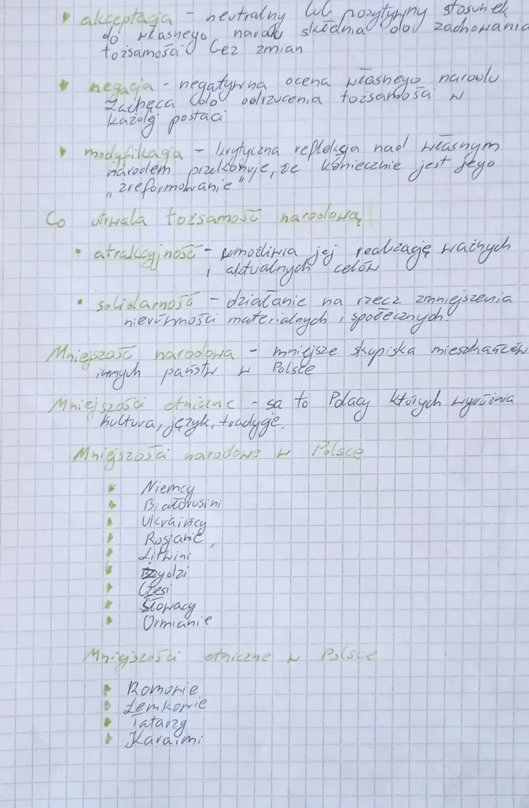 Narod i mniejszości narodowe
(1-3 tematy)
Narool - historycznie uksztaitowana ispölnota katöra:
oznacza się własną nazwra, historią. językie