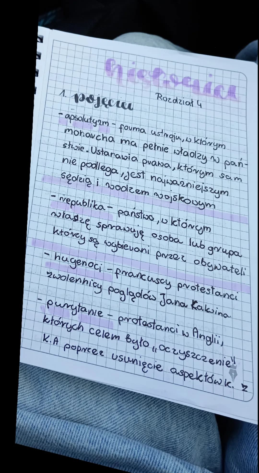 #  

Rozdział 4

1. pojęcia

- absolutym - forma ustroju, w którym
monarcha ma pełnię władzy w pań-
stwie. Ustrój prawa, którym
nie podlega 