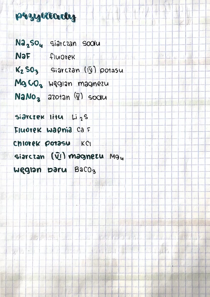 Soli
Sole to związki chemiczne zbudowane z kationów me-
talu oraz anionów reszty kwasowej.
wzór ogólny soli
MR™
Gdzie:
n- wartościowość meta