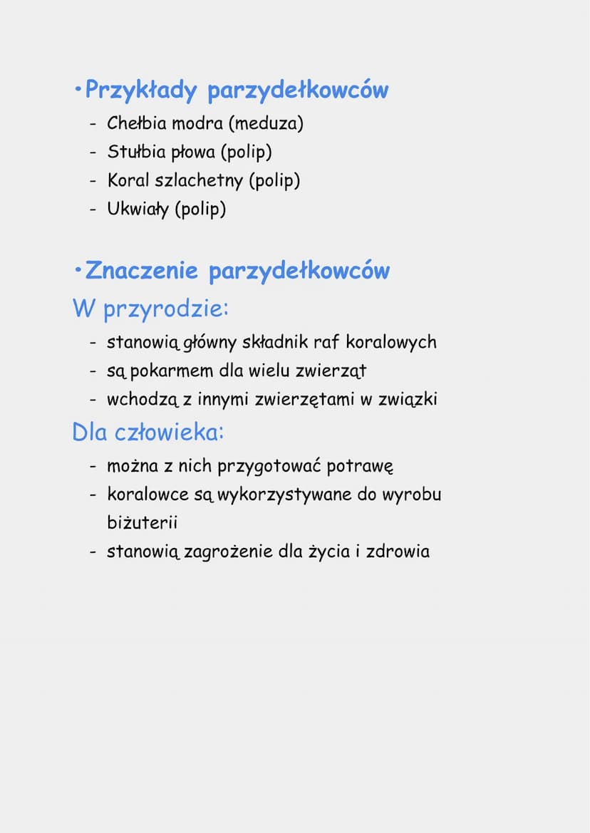 Parzydelkowce
Parzydełkowce to najprostsze zwierzęta tkankowe.
Wszystkie są drapieżnikami. Zawdzięczają swoją
nazwę komórkom parzydełkowym, 