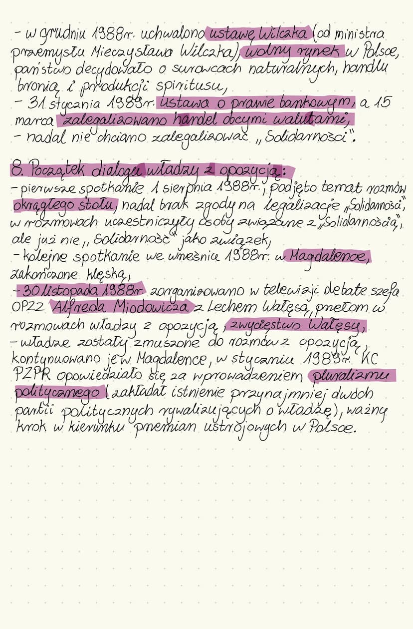 Stan wojenny
w Polsce
-
1. Wprowadzenie stanu wojennego w Polsce:
w niedziele 13 grudnia w porannym przemó-
wieniu gen. Wojciech Jaruzelski 