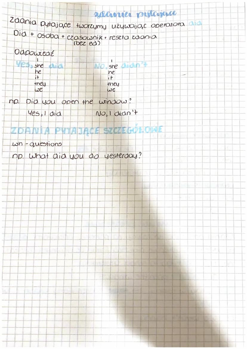 past simple
Past Simple używamy opisując czynność, którą wydarzyła się
w określonym czasie w przeszłości
zdania oznamujące
osoba + czasownik
