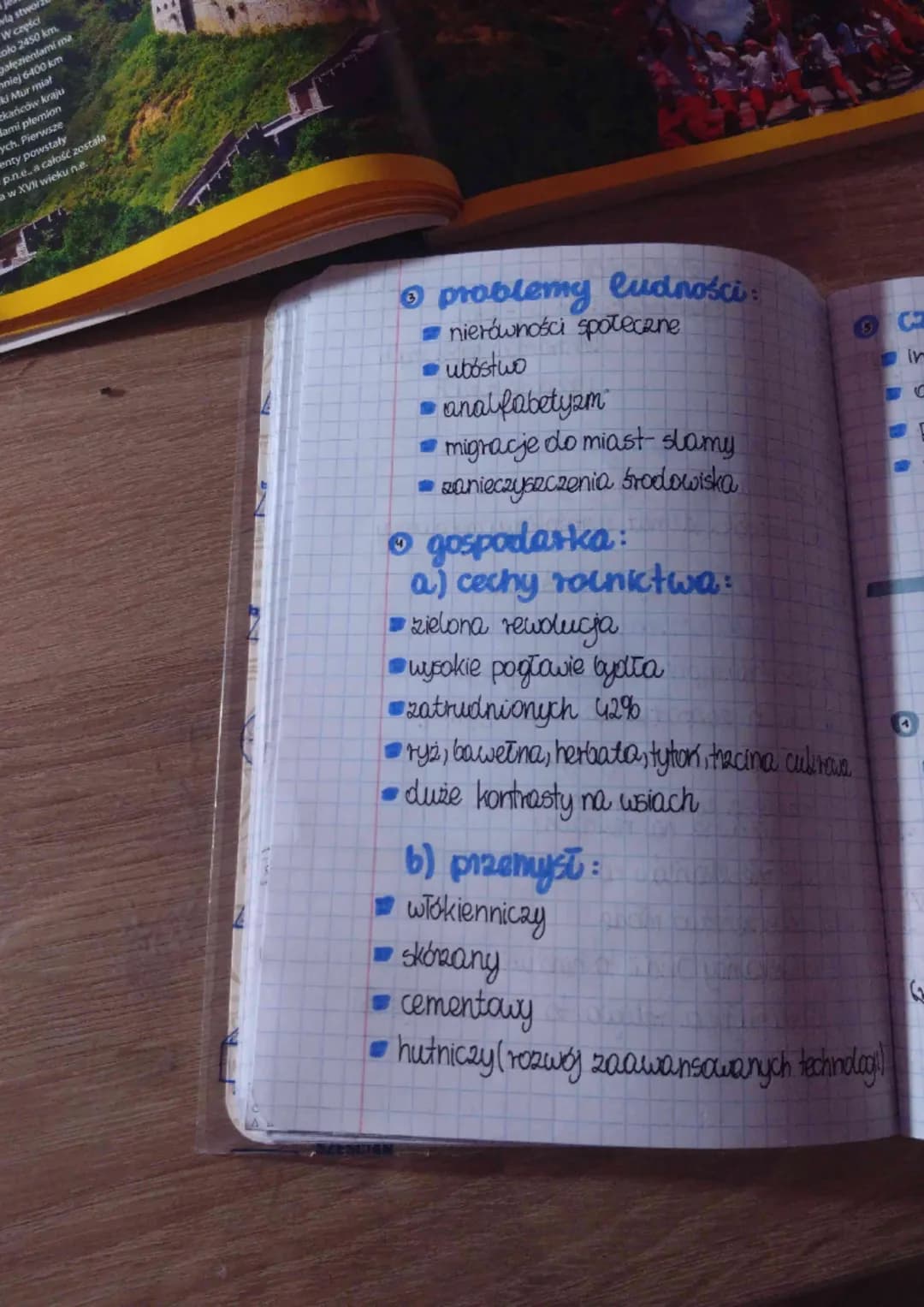 TTO
Ronych
państwie
。 warone przyrodnicze:
dominują wyżyny i gory
w większości klimat zwrotnikowy monsunowy
ludność - I'm. na świecie
a) szy