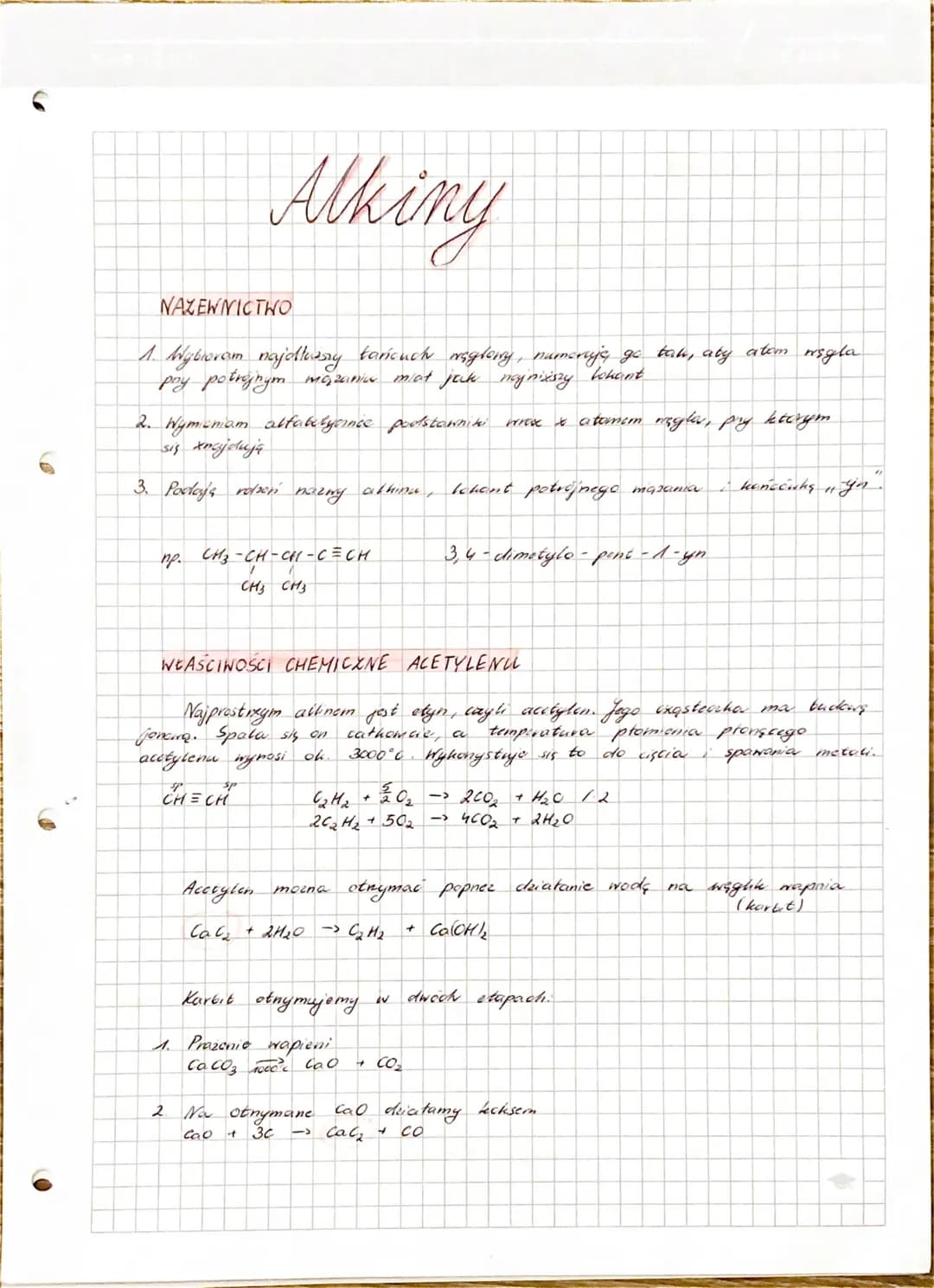 # Alkiny
## NAZEWNICTWO
1. Wybieram najdłuższy łańcuch węglowy, numeruję go tak, aby atom węgla
przy potrójnym wiązaniu miał jak najniższ