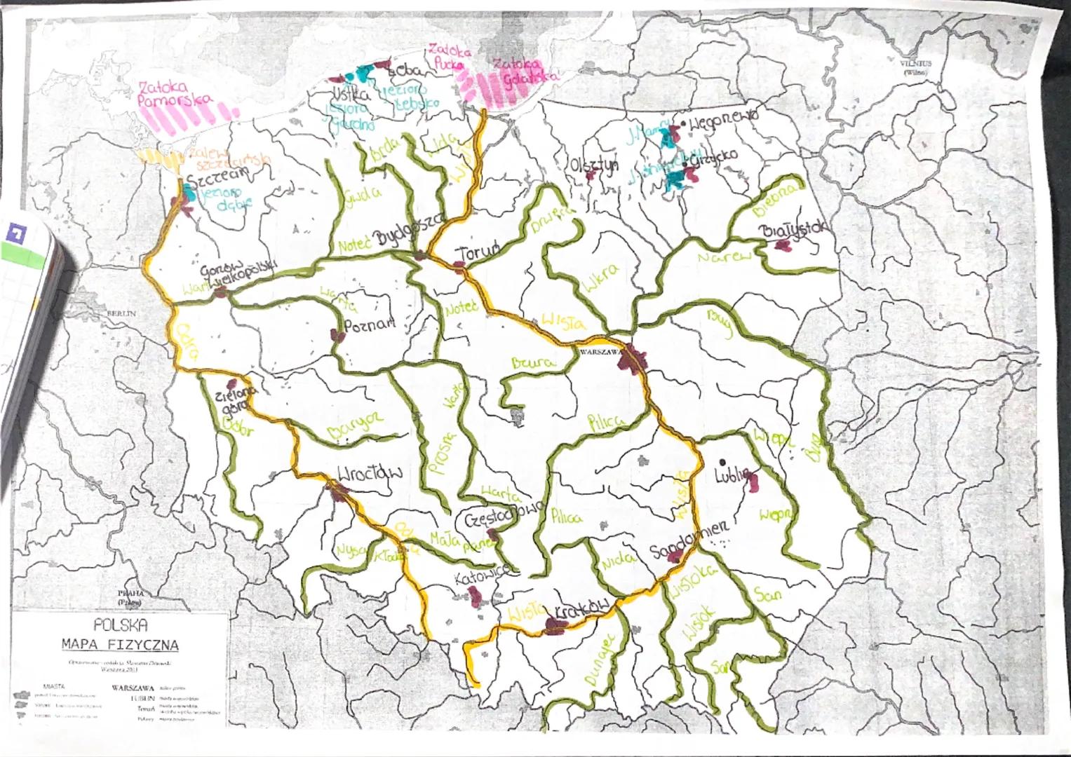 BERLIN
MASTA
Zatoka
Pomorska
PRAHA
(Pd)
POLSKA
MAPA FIZYCZNA
Wour 33
WARSZAWA
Temud
Podars M
Szczecińsh
Secrean
Teciono
dalje
Gonow
Waryalko