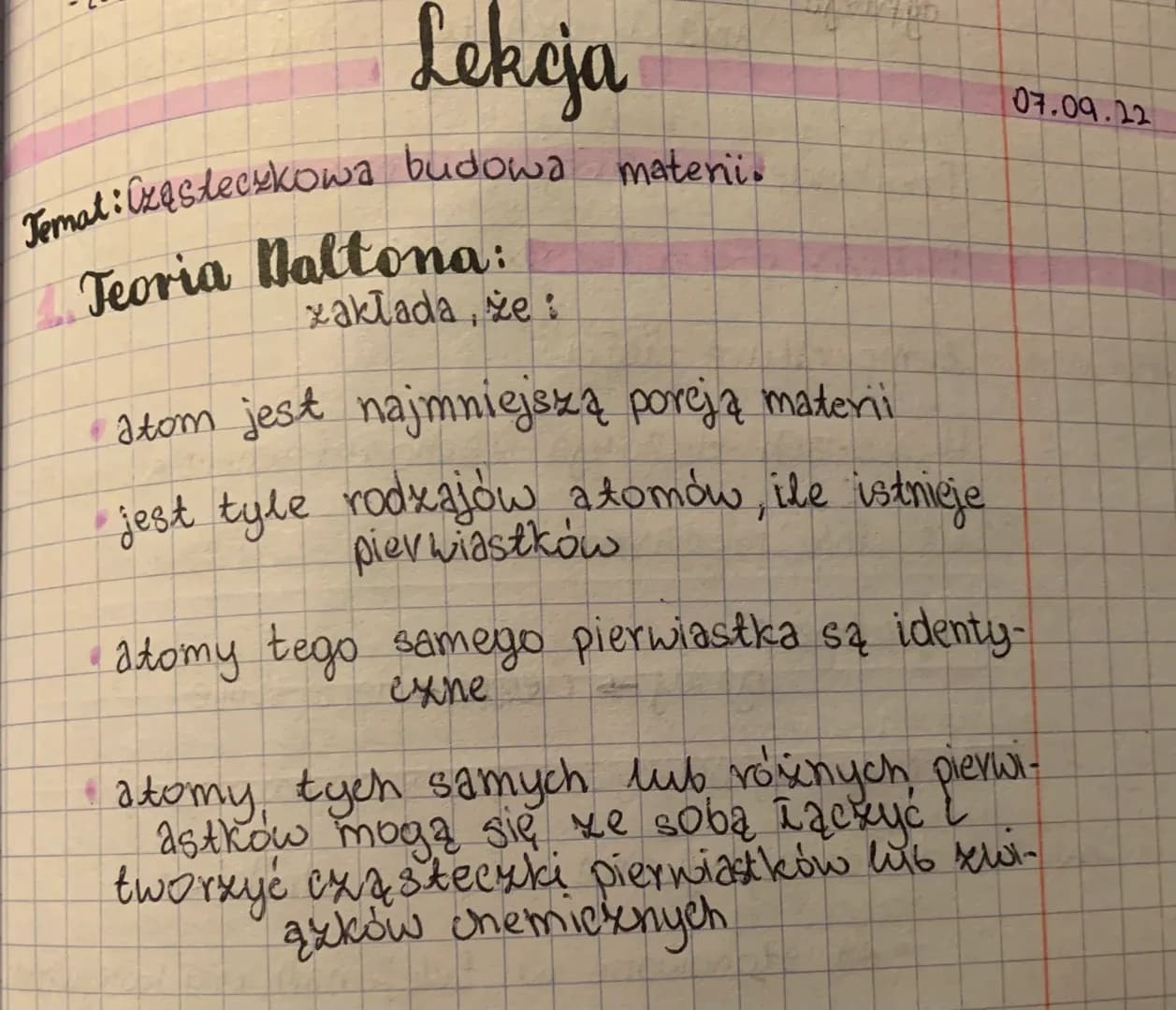 substancje są stworzone z cząsteczek
i atomów
## Ruch cząsteczek
Cząsteczki znajdują się w ciągłym ruchu.
Ich prędkość zależna jest od tem