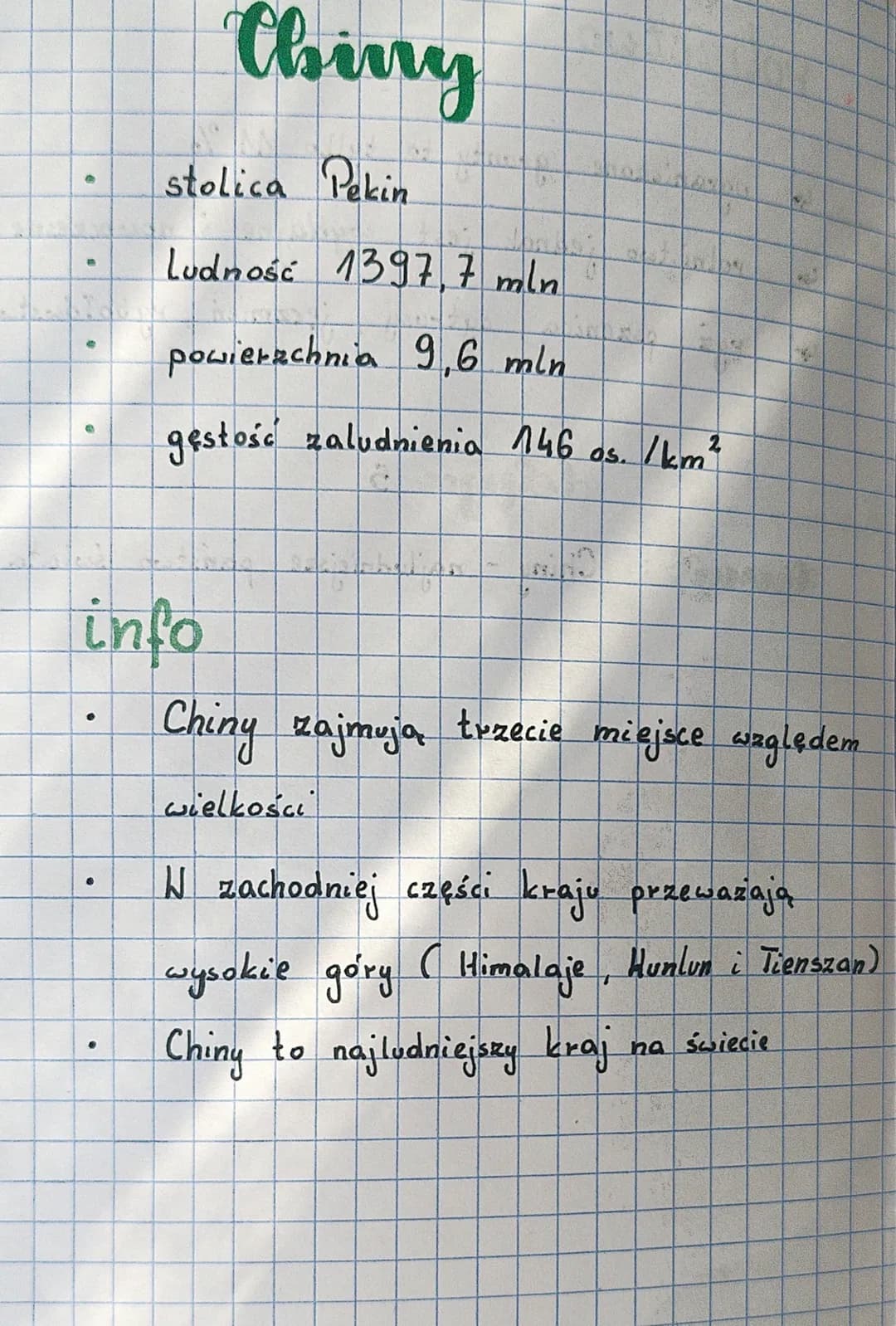 # Chiny
- stolica Pekin
- Ludność 1397,7 mln
- powierzchnia 9,6 mln
- gęstość zaludnienia 146 os./km$2$
## info
- Chiny zajmują trzecie mie